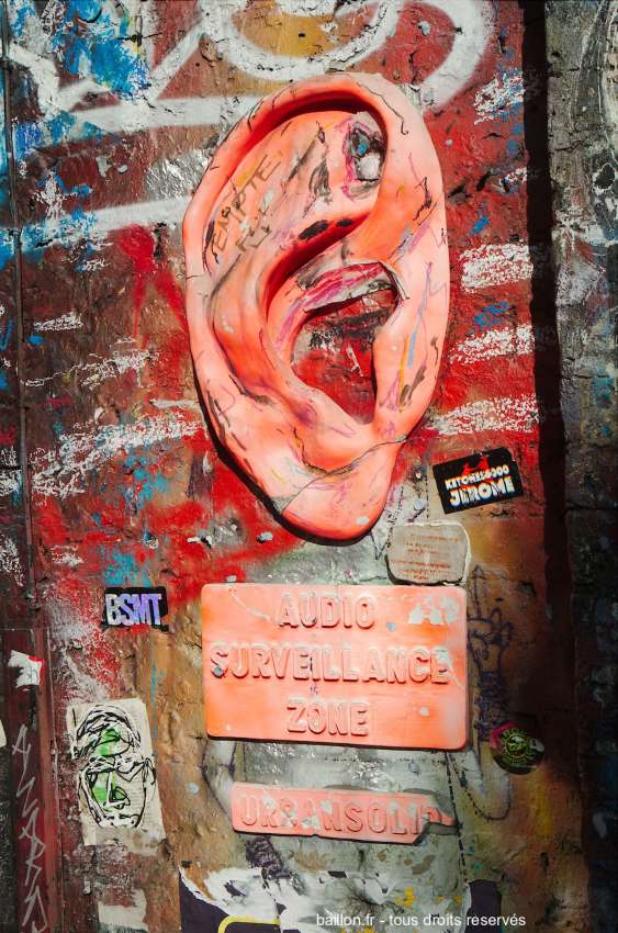Audio-surveillance zone, street-art dans le quartier Brick-Lane à Londres.