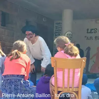 Le Capitaine Ordure fait chavirer l’école Étienne Saunier des Chavannes