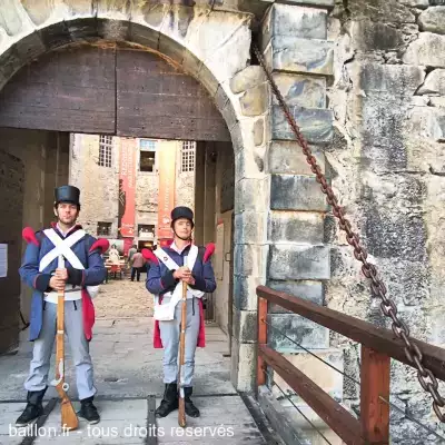 Des comédiens gardent le fort Marie-Thérèse pour les journées du patrimoine.